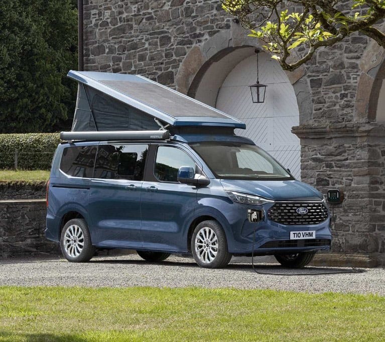 Ford Transit Westfalia blu con tetto aperto in cortile