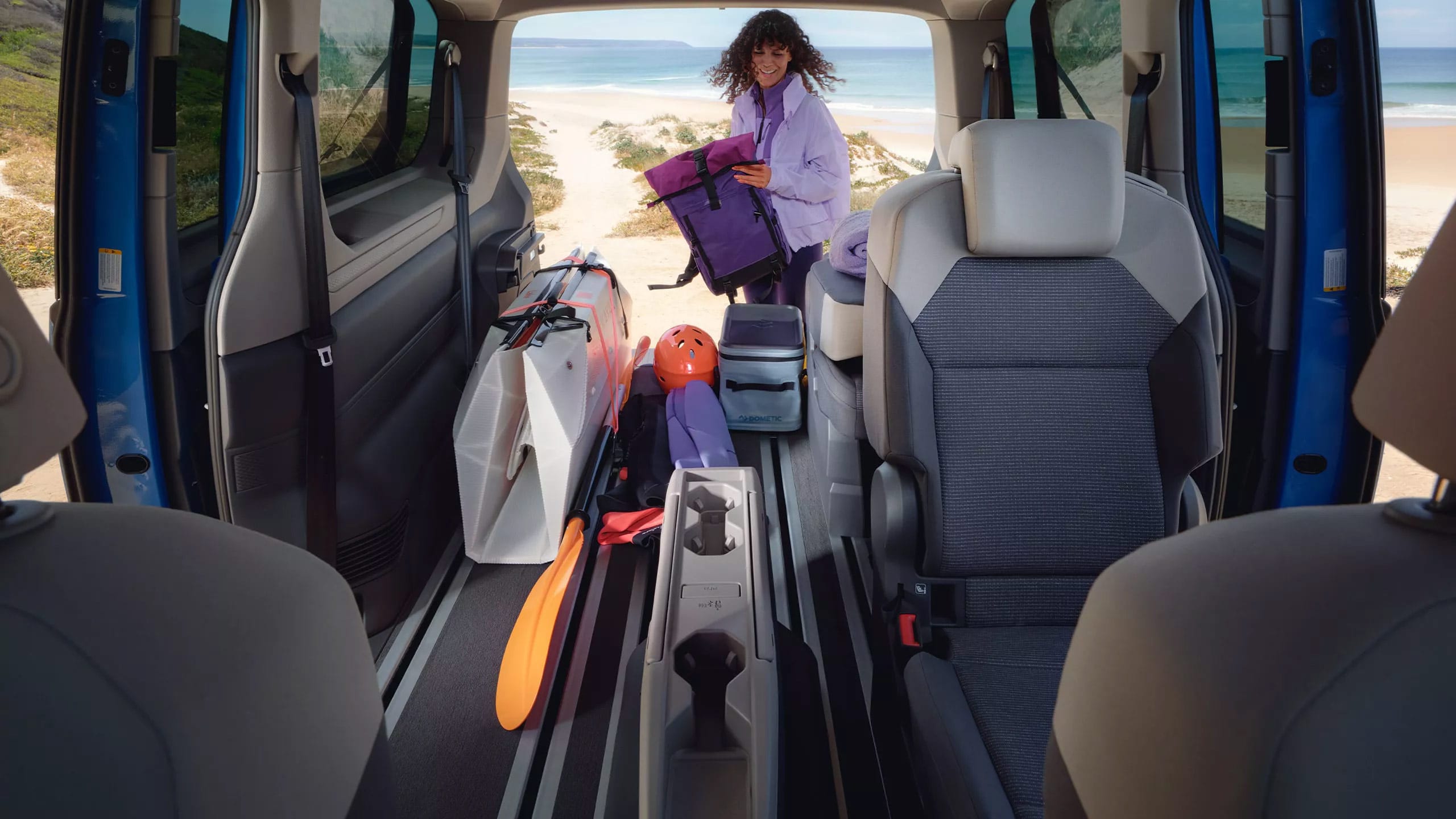 Foto dell'interno di un furgone camperizzato VolksWagen California