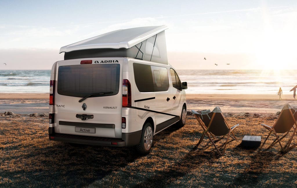 Renault Trafic Adria bianco sulla spiaggia al tramonto