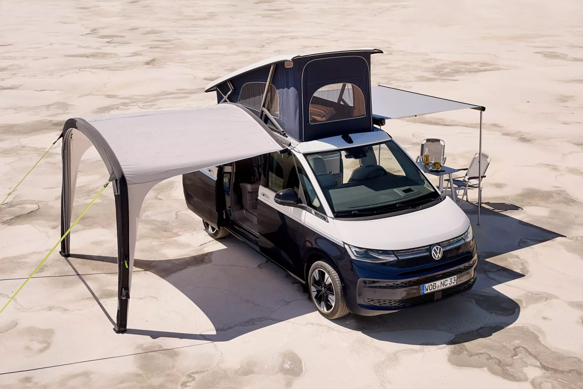 Volkswagen California vista dall'alto con tenda aperta, colore bianco e blu